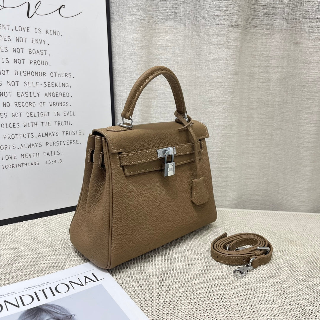 Sac à main HM Kelly 25 cm en cuir Togo étoupe, finitions argentées