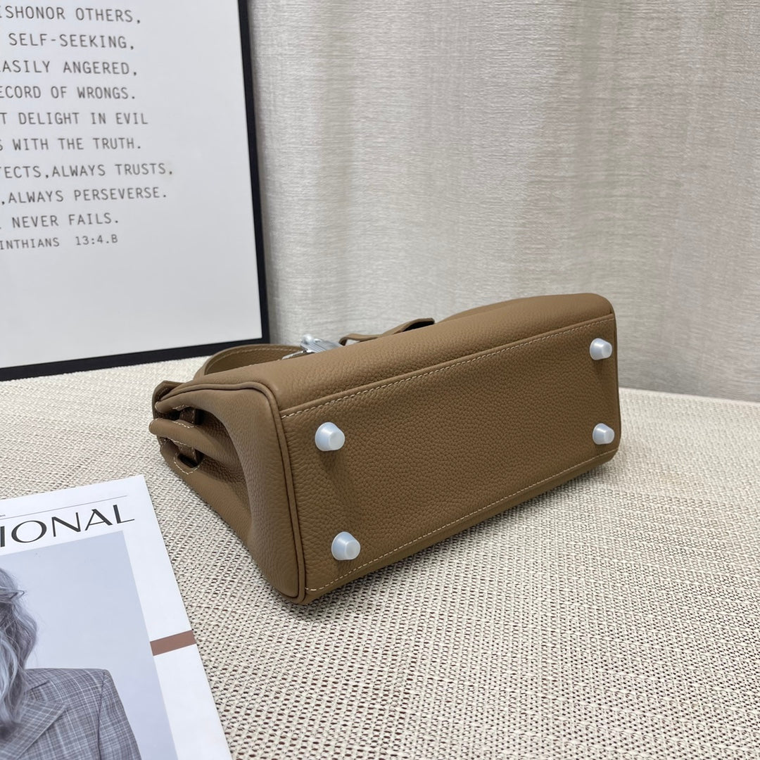 Sac à main HM Kelly 25 cm en cuir Togo étoupe, finitions argentées