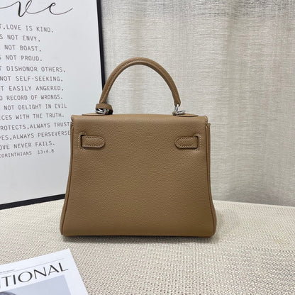 Sac à main HM Kelly 25 cm en cuir Togo étoupe, finitions argentées