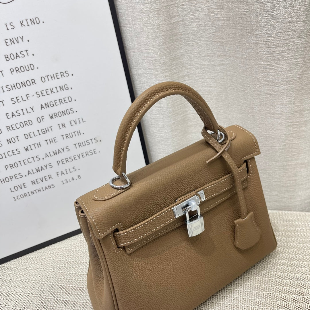 Sac à main HM Kelly 25 cm en cuir Togo étoupe, finitions argentées