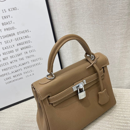 Sac à main HM Kelly 25 cm en cuir Togo étoupe, finitions argentées