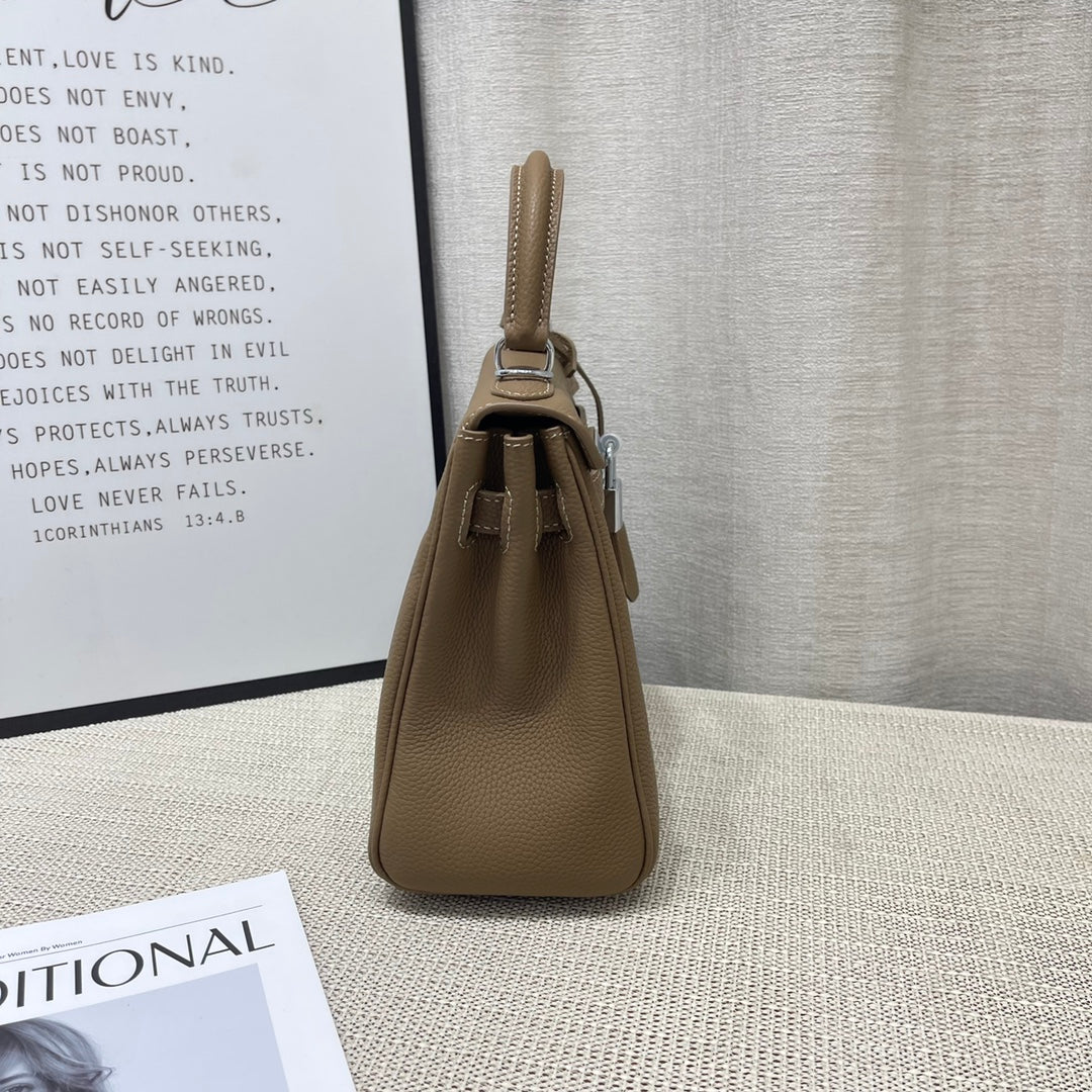 Sac à main HM Kelly 25 cm en cuir Togo étoupe, finitions argentées