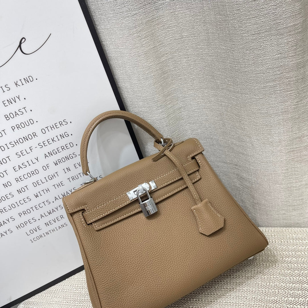 Sac à main HM Kelly 25 cm en cuir Togo étoupe, finitions argentées