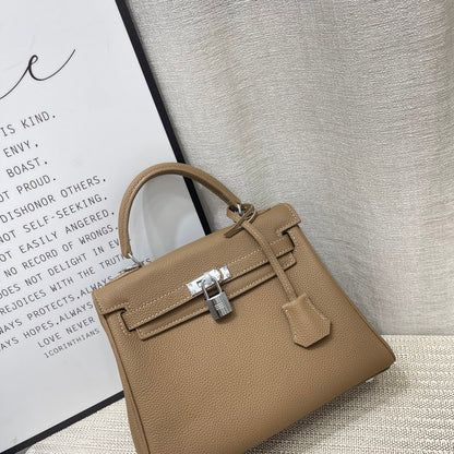 Sac à main HM Kelly 25 cm en cuir Togo étoupe, finitions argentées