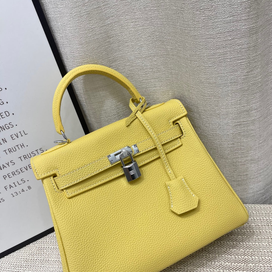 Sac à main HM Kelly 25 cm en cuir Togo citron vert et accessoires argentés