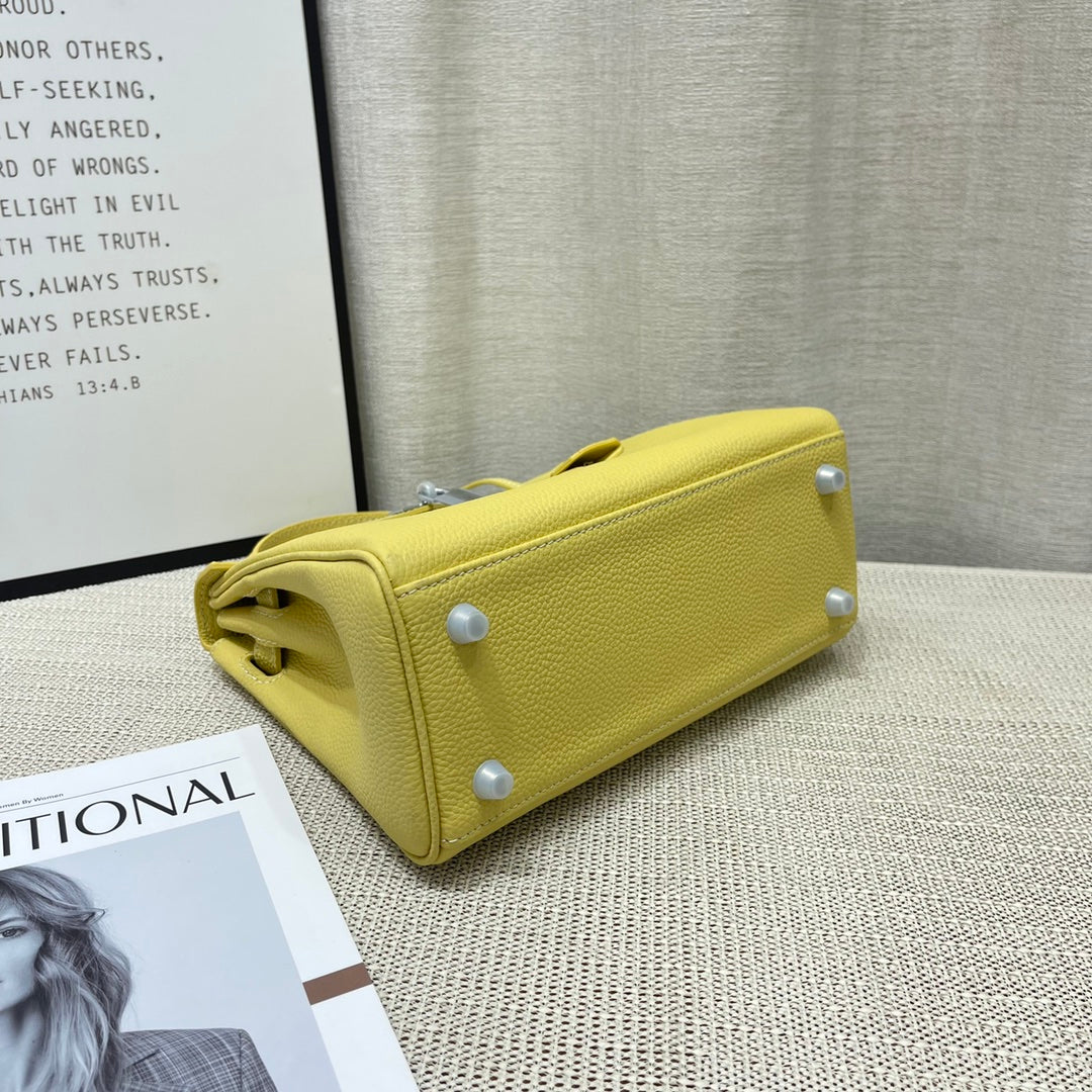 Sac à main HM Kelly 25 cm en cuir Togo citron vert et accessoires argentés