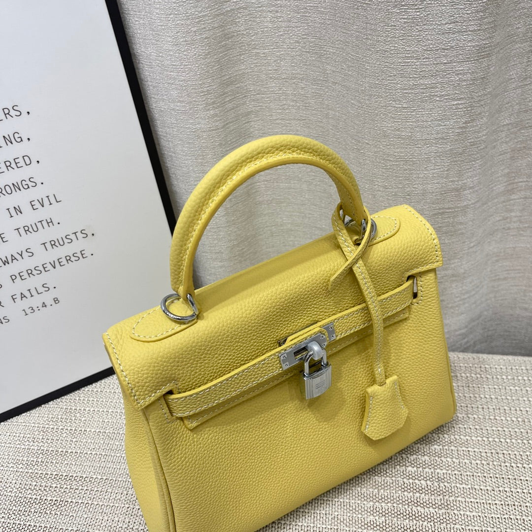 Sac à main HM Kelly 25 cm en cuir Togo citron vert et accessoires argentés