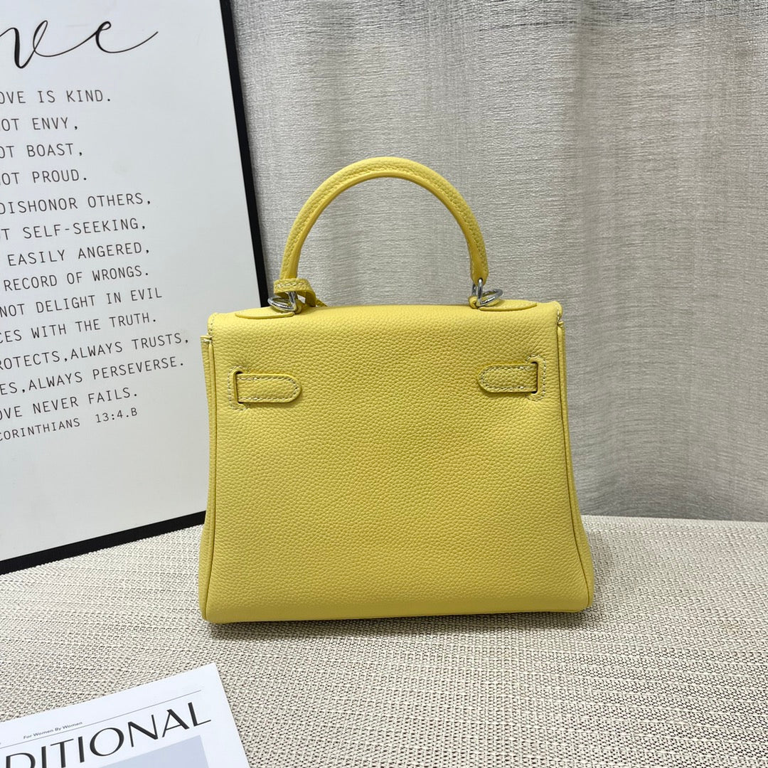 Sac à main HM Kelly 25 cm en cuir Togo citron vert et accessoires argentés