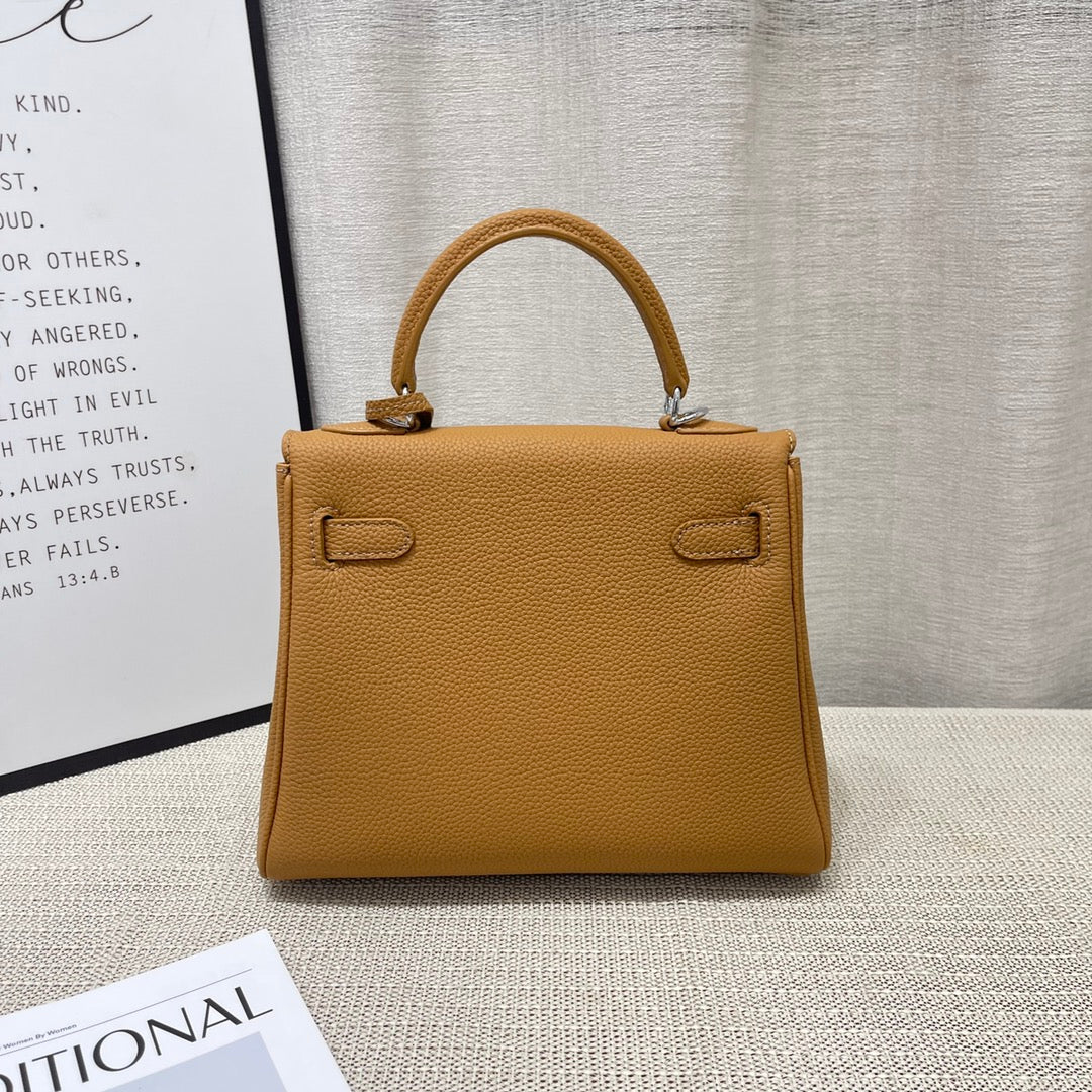 Sac à main HM Kelly 25 cm en cuir Togo marron avec accessoires argentés