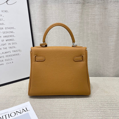 Sac à main HM Kelly 25 cm en cuir Togo marron avec accessoires argentés