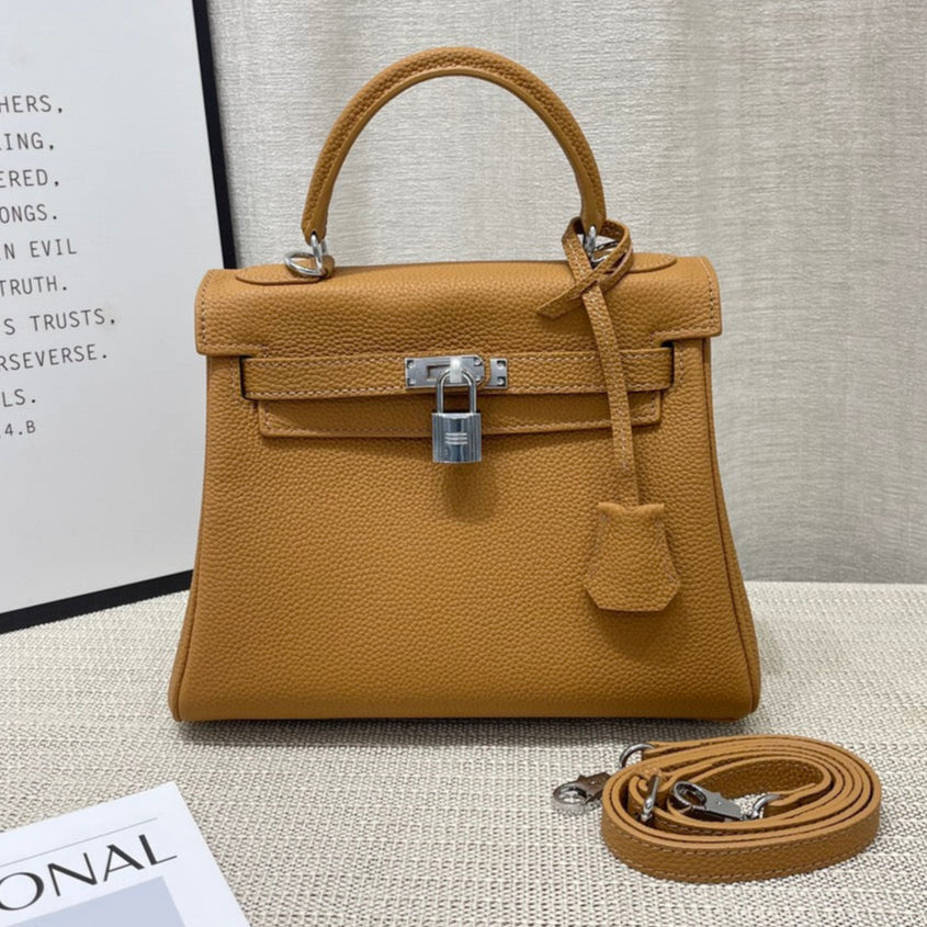 Sac à main HM Kelly 25 cm en cuir Togo marron avec accessoires argentés