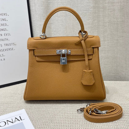 Sac à main HM Kelly 25 cm en cuir Togo marron avec accessoires argentés