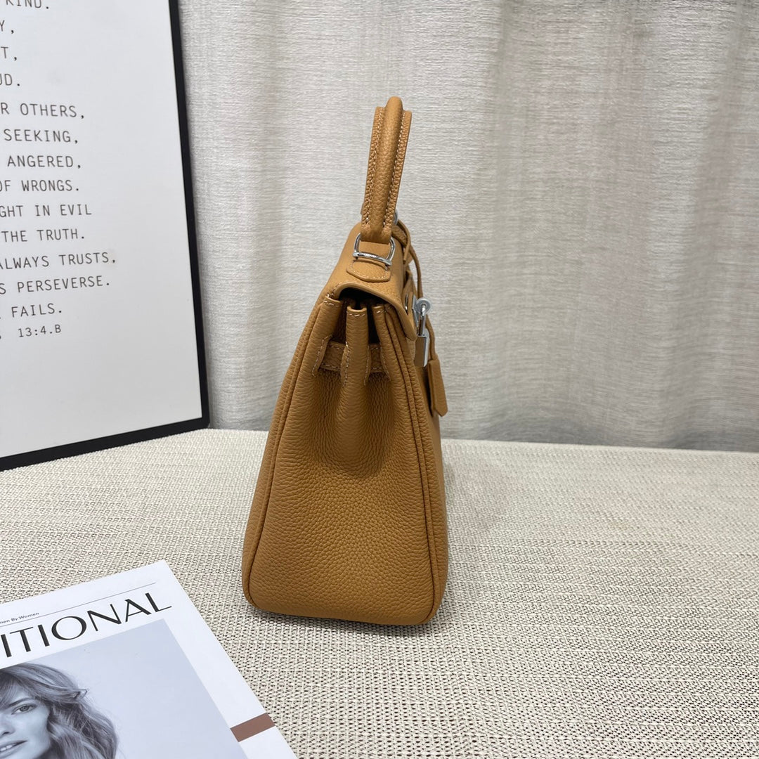 Sac à main HM Kelly 25 cm en cuir Togo marron avec accessoires argentés
