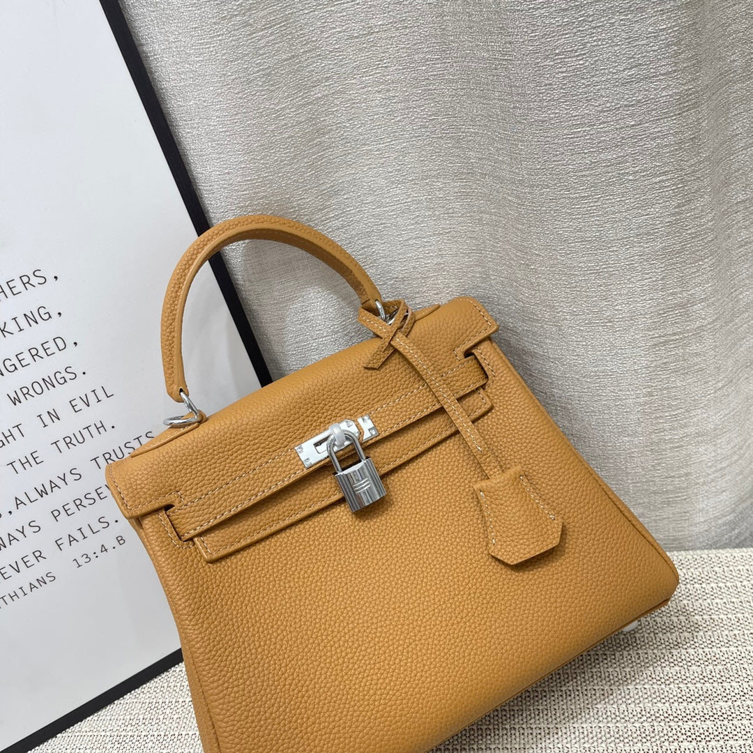 Sac à main HM Kelly 25 cm en cuir Togo marron avec accessoires argentés