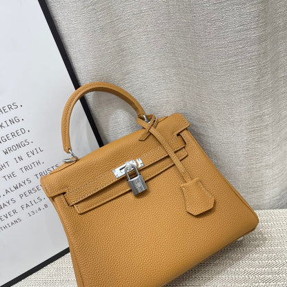 Sac à main HM Kelly 25 cm en cuir Togo marron avec accessoires argentés