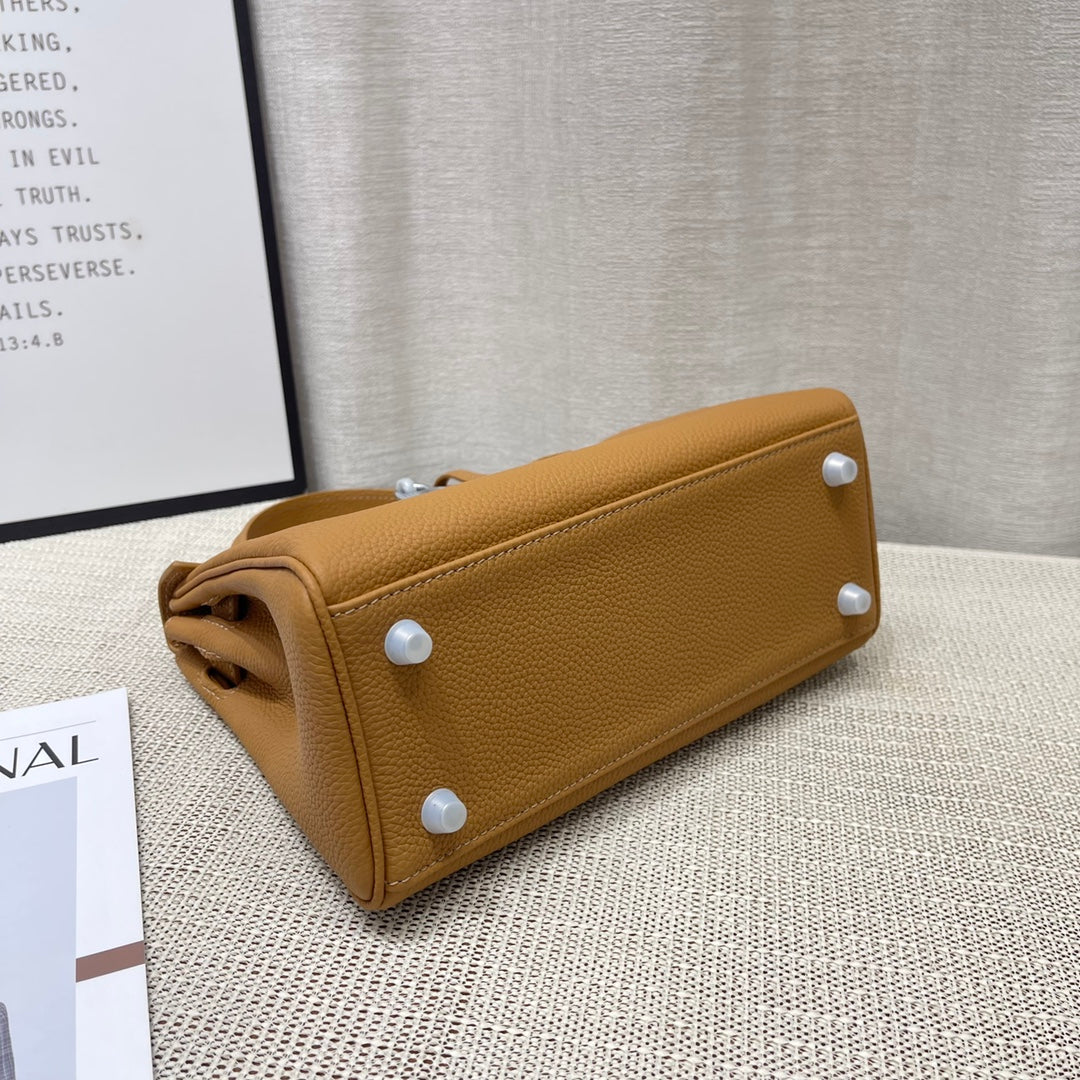 Sac à main HM Kelly 25 cm en cuir Togo marron avec accessoires argentés