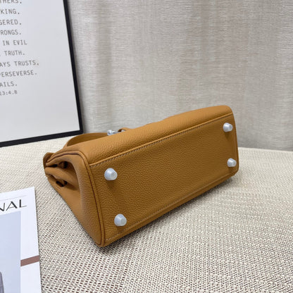 Sac à main HM Kelly 25 cm en cuir Togo marron avec accessoires argentés