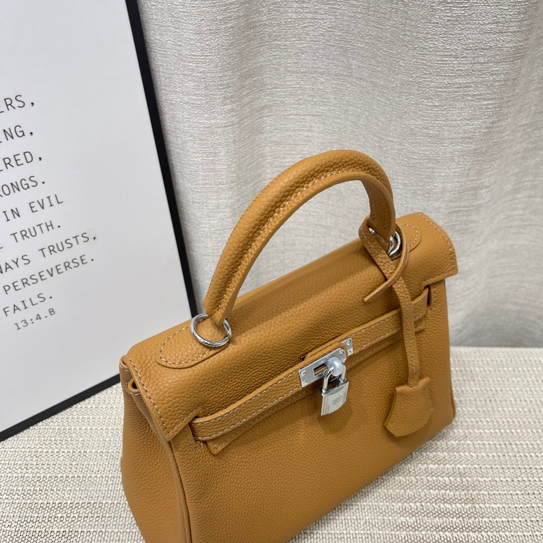 Sac à main HM Kelly 25 cm en cuir Togo marron avec accessoires argentés