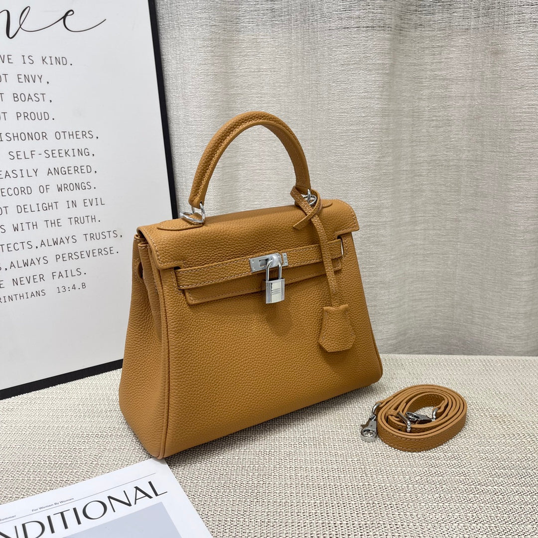 Sac à main HM Kelly 25 cm en cuir Togo marron avec accessoires argentés