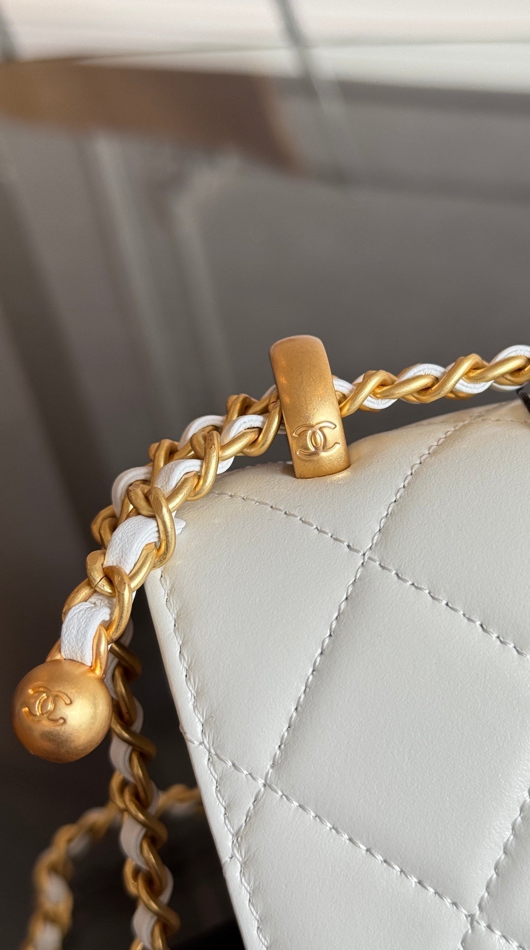 Mini rabat 19 cm en cuir d'agneau blanc avec ferrures dorées