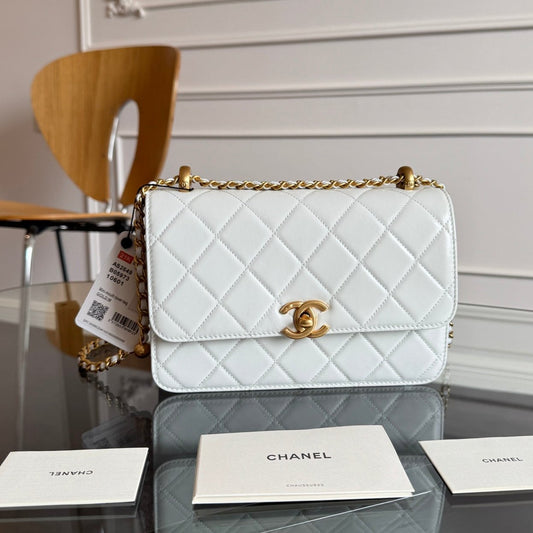 Mini rabat 22 cm en cuir d'agneau blanc avec ferrures dorées