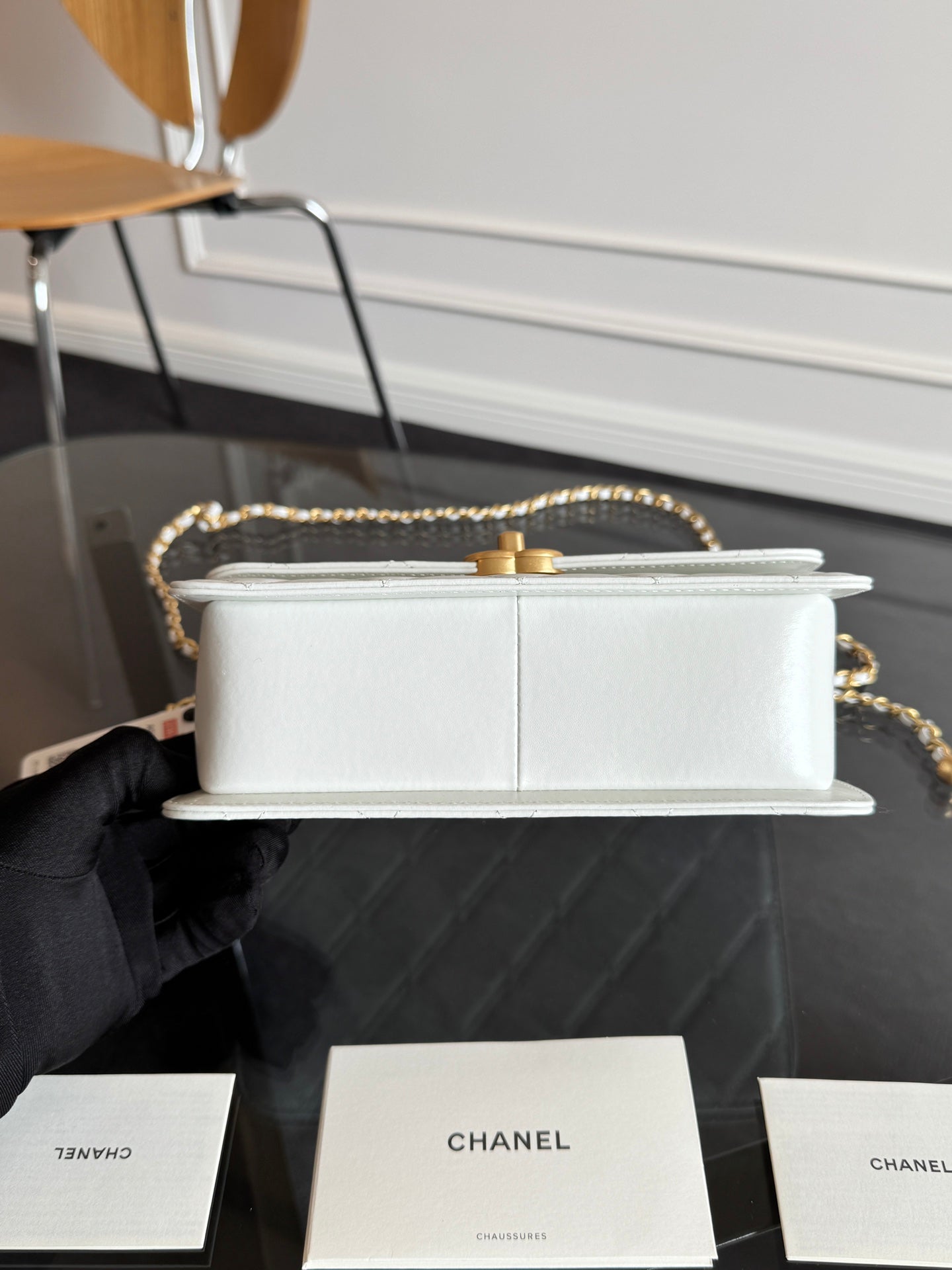 Mini rabat 22 cm en cuir d'agneau blanc avec ferrures dorées