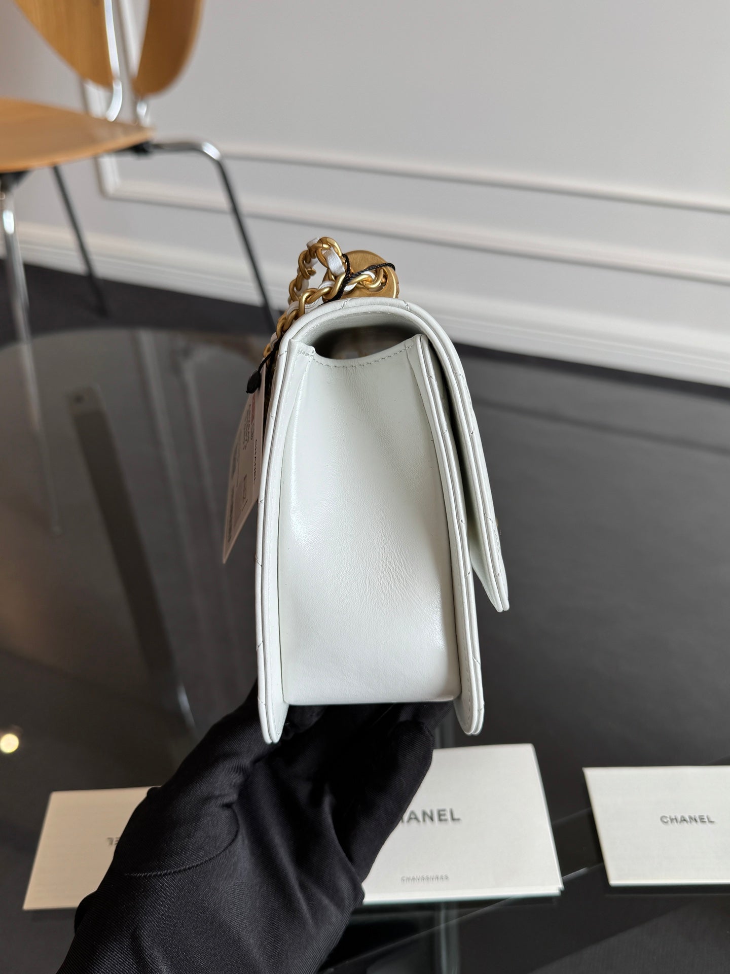 Mini rabat 22 cm en cuir d'agneau blanc avec ferrures dorées