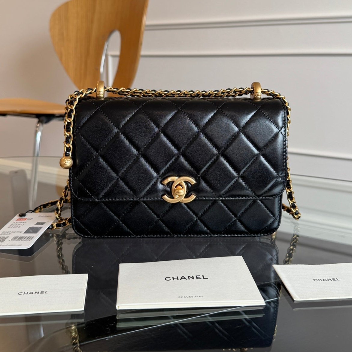 Mini rabat 22 cm en cuir d'agneau noir avec ferrures dorées
