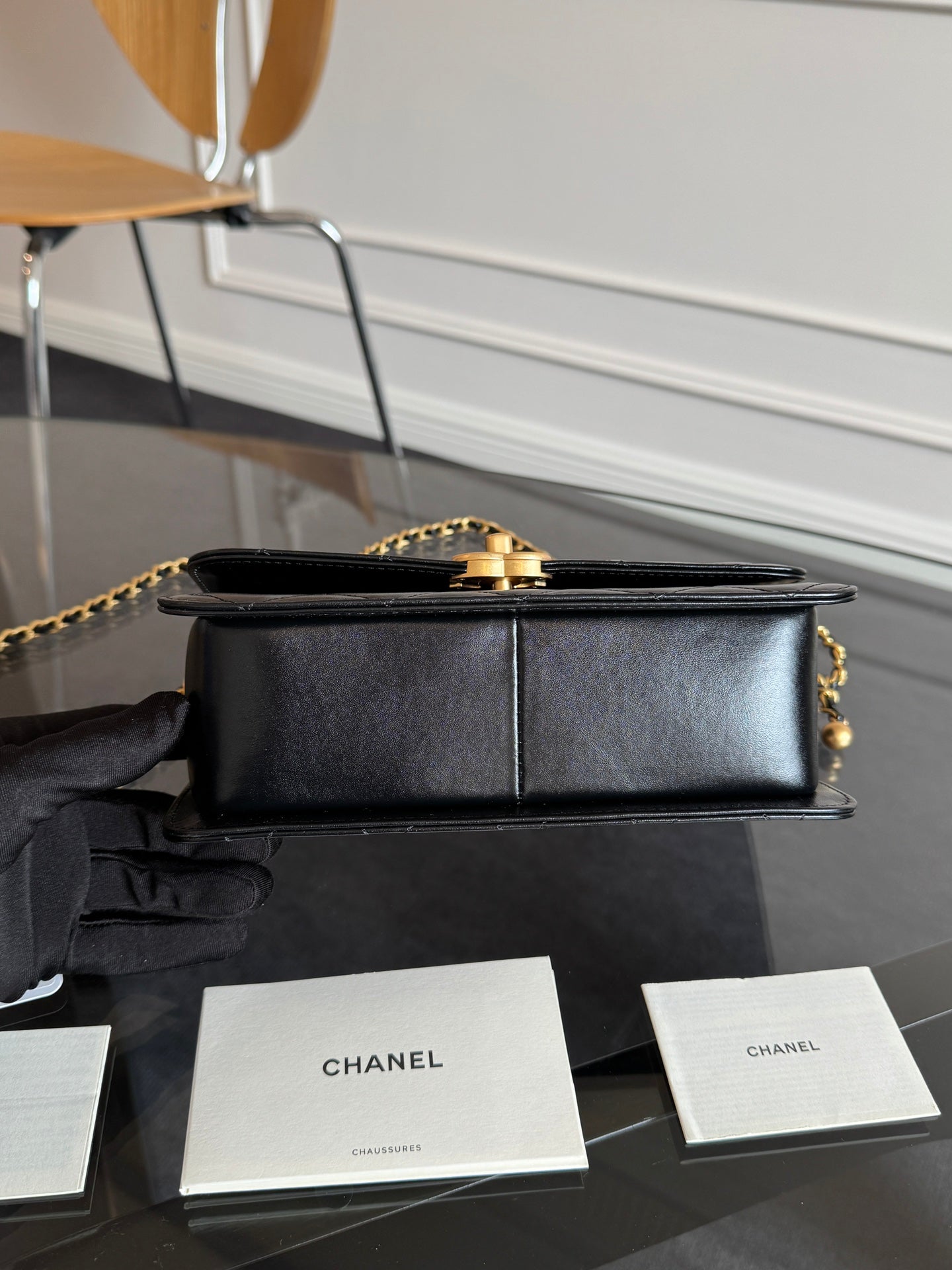 Mini rabat 22 cm en cuir d'agneau noir avec ferrures dorées