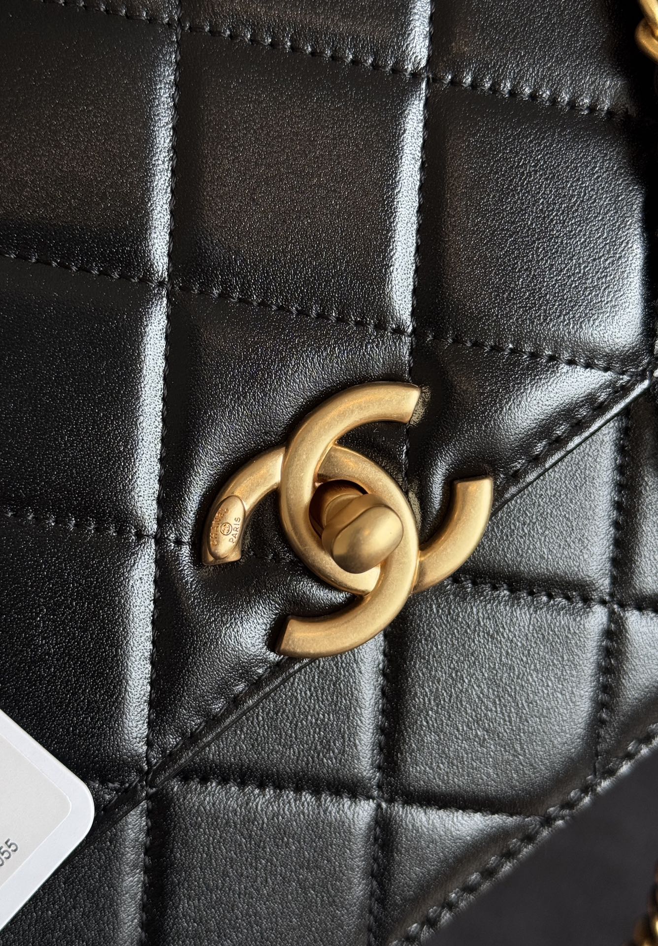 Mini rabat 22 cm en cuir d'agneau noir avec ferrures dorées
