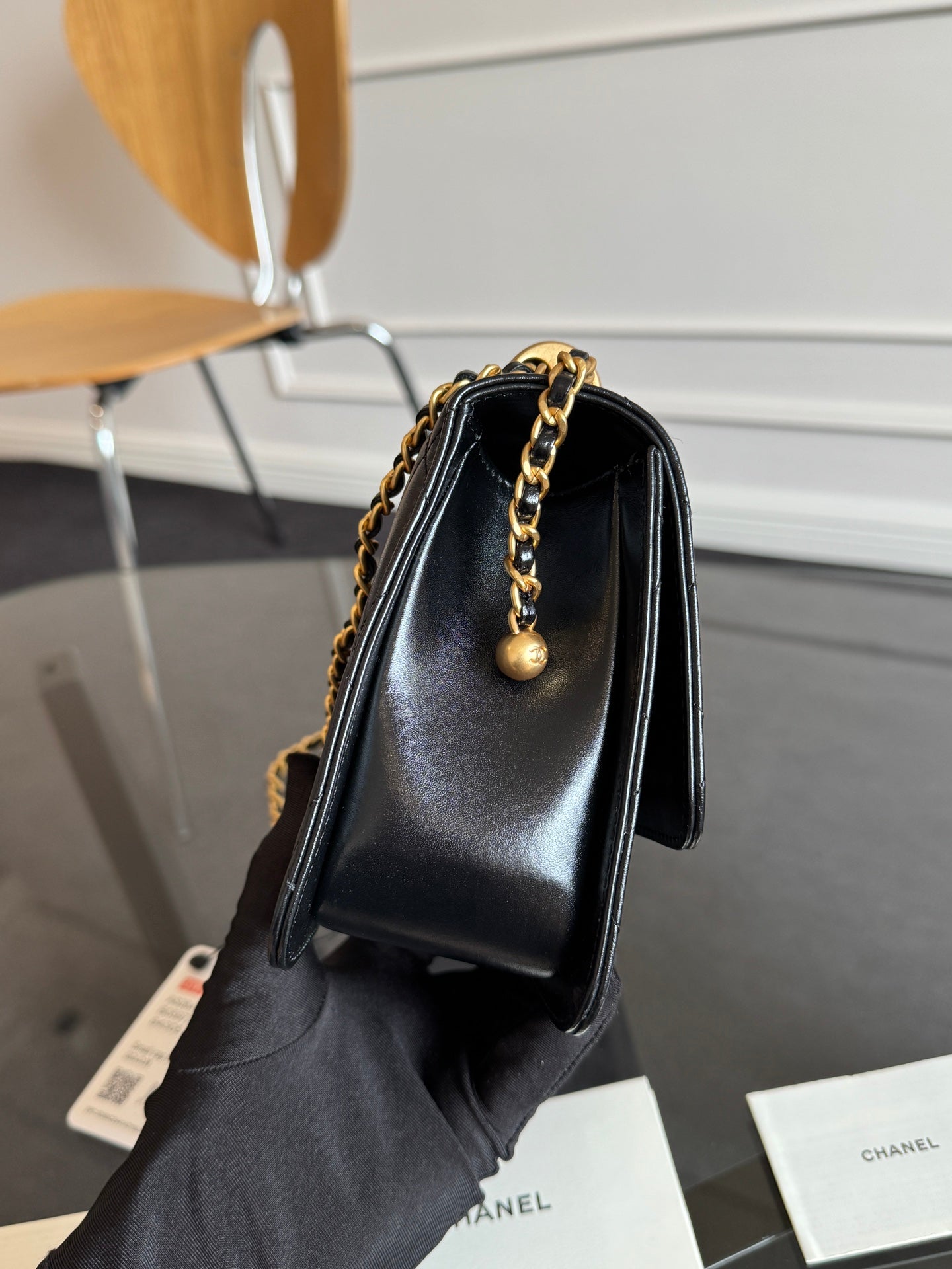 Mini rabat 22 cm en cuir d'agneau noir avec ferrures dorées