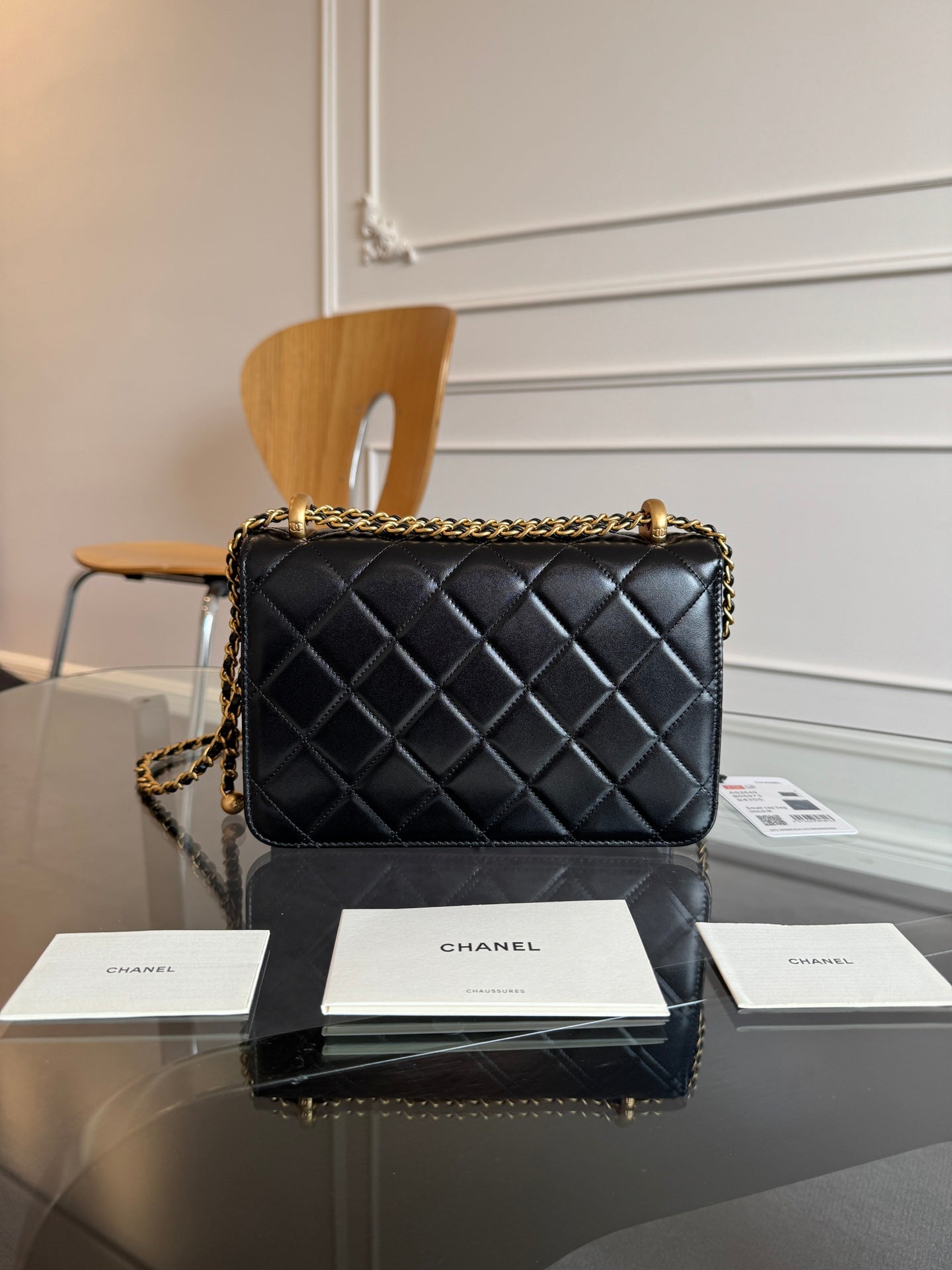 Mini rabat 22 cm en cuir d'agneau noir avec ferrures dorées