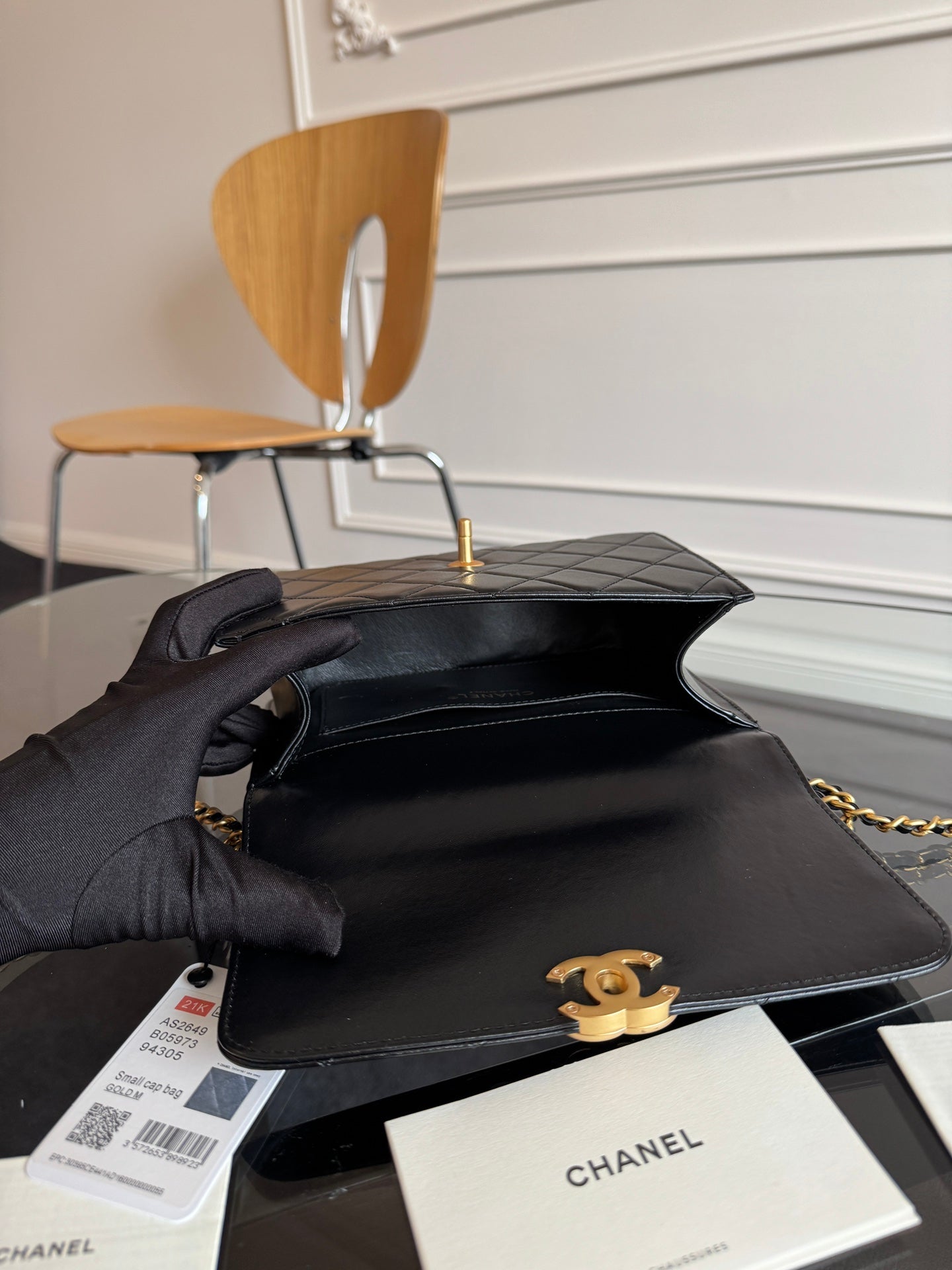 Mini rabat 22 cm en cuir d'agneau noir avec ferrures dorées