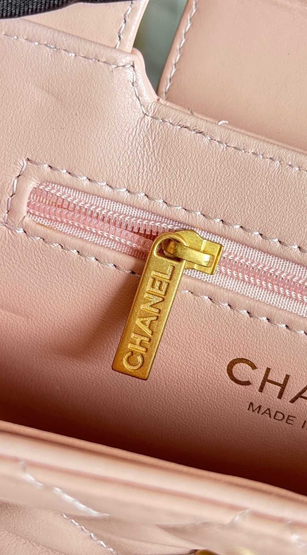SAC CABAS KELLY 19 EN CUIR DE VEAU ROSE CLAIR, QUINCAILLERIE DORÉE 