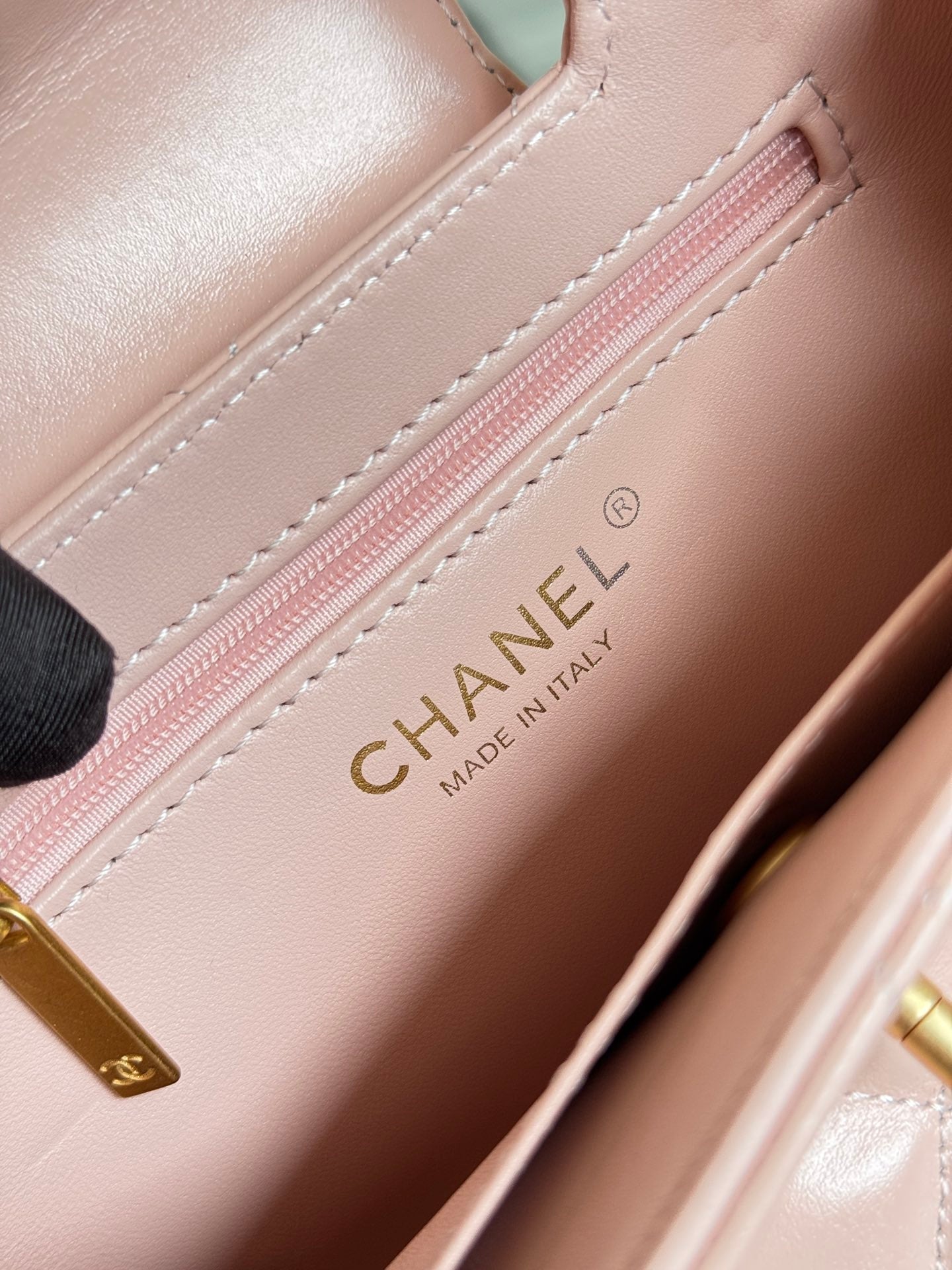 SAC CABAS KELLY 19 EN CUIR DE VEAU ROSE CLAIR, QUINCAILLERIE DORÉE 