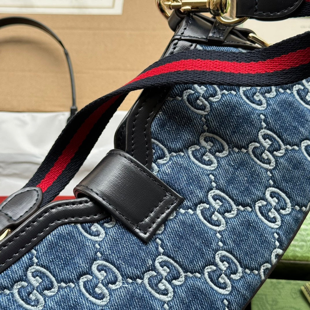 SAC À BANDOULIÈRE MOON SIDE 24 EN DENIM BLEU GAUFRÉ ET BORDURE EN CUIR DE VEAU NOIR, QUINCAILLERIE DORÉ