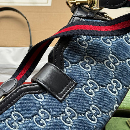 SAC À BANDOULIÈRE MOON SIDE 24 EN DENIM BLEU GAUFRÉ ET BORDURE EN CUIR DE VEAU NOIR, QUINCAILLERIE DORÉ