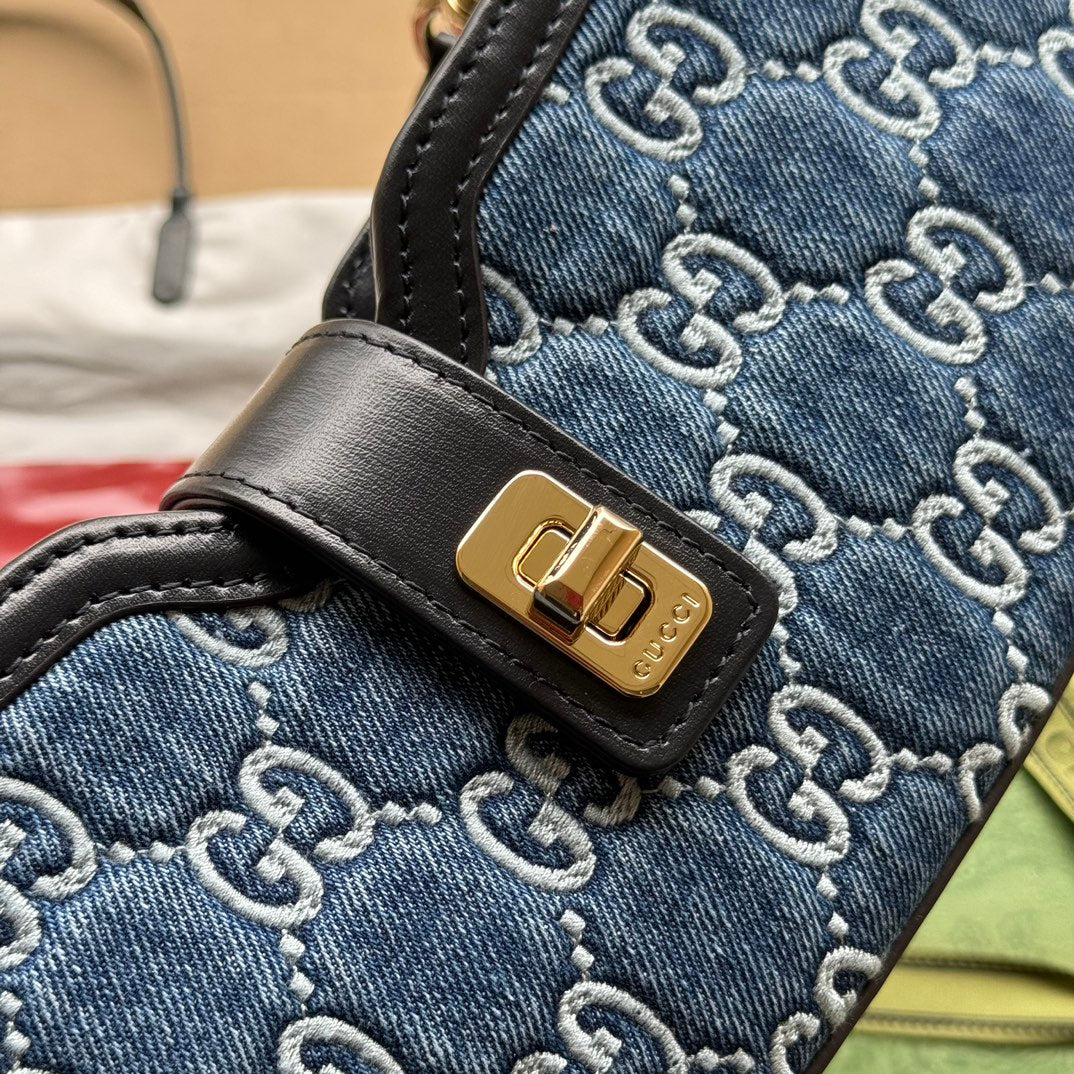 SAC À BANDOULIÈRE MOON SIDE 24 EN DENIM BLEU GAUFRÉ ET BORDURE EN CUIR DE VEAU NOIR, QUINCAILLERIE DORÉ