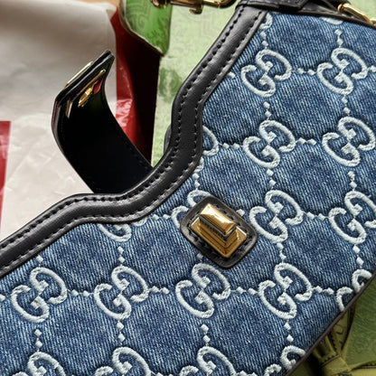 SAC À BANDOULIÈRE MOON SIDE 24 EN DENIM BLEU GAUFRÉ ET BORDURE EN CUIR DE VEAU NOIR, QUINCAILLERIE DORÉ