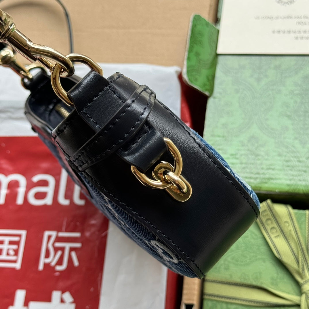 SAC À BANDOULIÈRE MOON SIDE 24 EN DENIM BLEU GAUFRÉ ET BORDURE EN CUIR DE VEAU NOIR, QUINCAILLERIE DORÉ