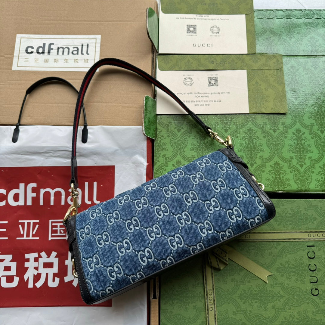Petit sac bandoulière Luce 27 en denim bleu embossé et garniture en cuir de veau noir, matériel doré
