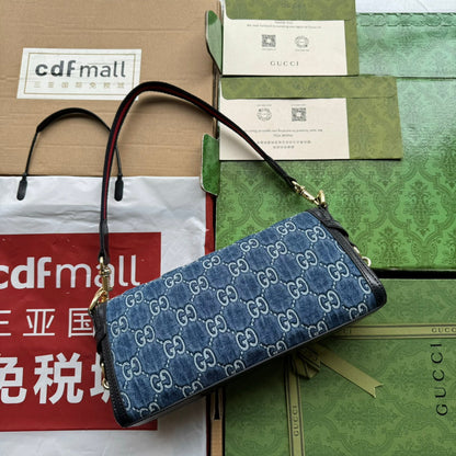 Petit sac bandoulière Luce 27 en denim bleu embossé et garniture en cuir de veau noir, matériel doré