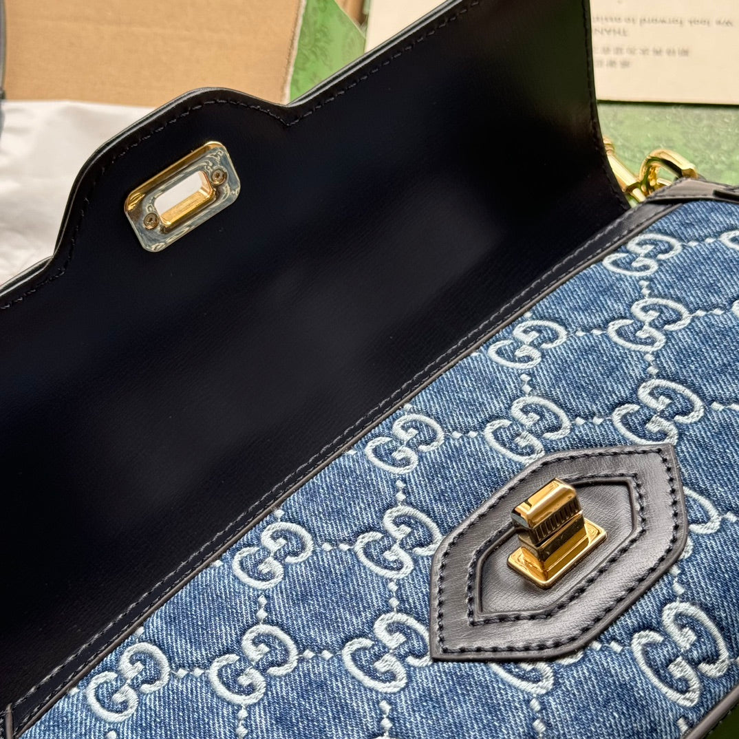Petit sac bandoulière Luce 27 en denim bleu embossé et garniture en cuir de veau noir, matériel doré