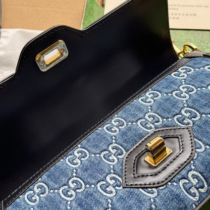 Petit sac bandoulière Luce 27 en denim bleu embossé et garniture en cuir de veau noir, matériel doré