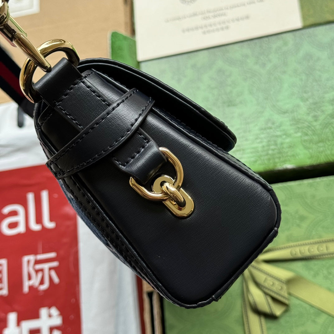 Petit sac bandoulière Luce 27 en denim bleu embossé et garniture en cuir de veau noir, matériel doré
