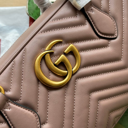 Sac à main GG Marmont Medium 35 cm en cuir de veau nude, finitions dorées