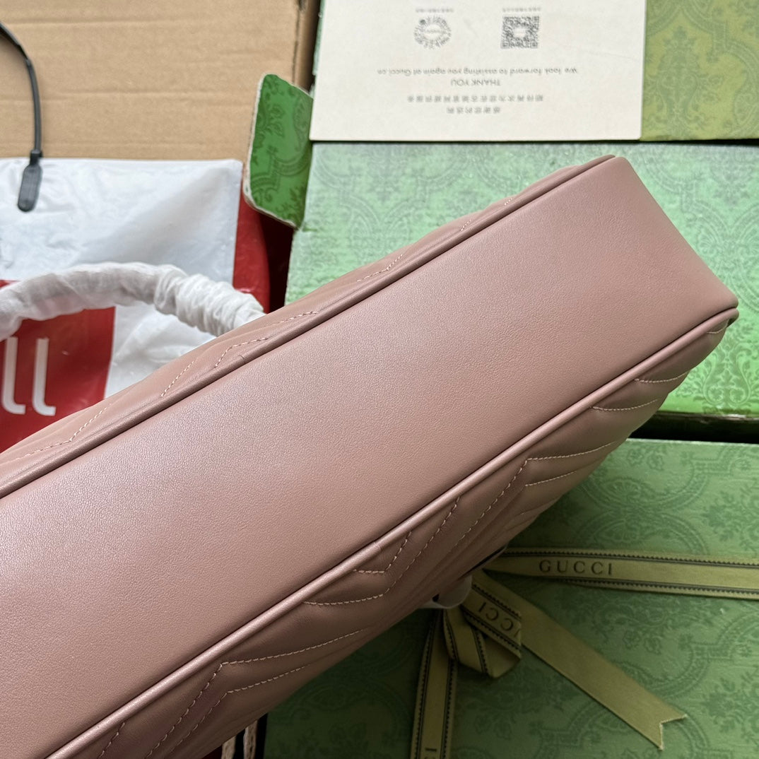 Sac à main GG Marmont Medium 35 cm en cuir de veau nude, finitions dorées