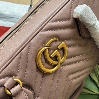 Sac à main GG Marmont Medium 35 cm en cuir de veau nude, finitions dorées