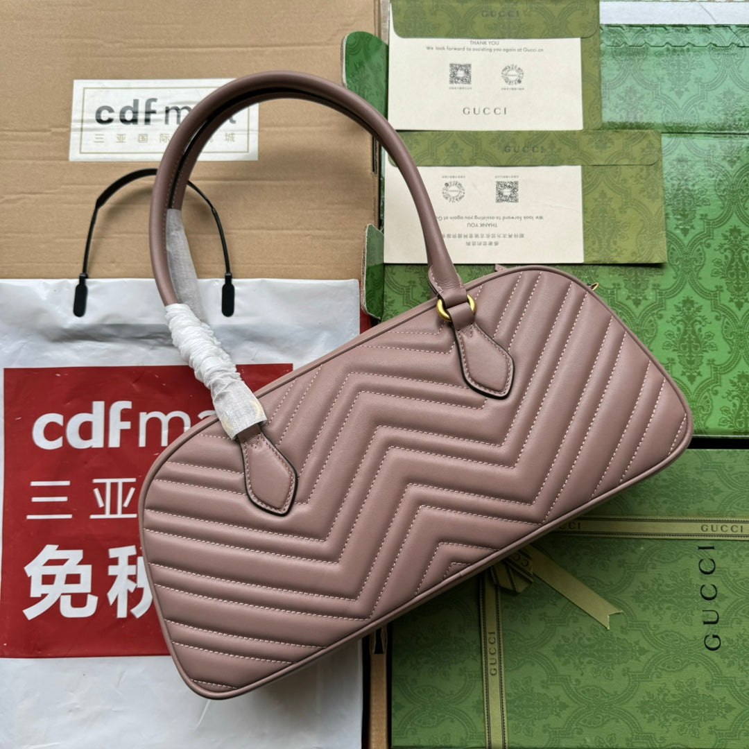 Sac à main GG Marmont Medium 35 cm en cuir de veau nude, finitions dorées