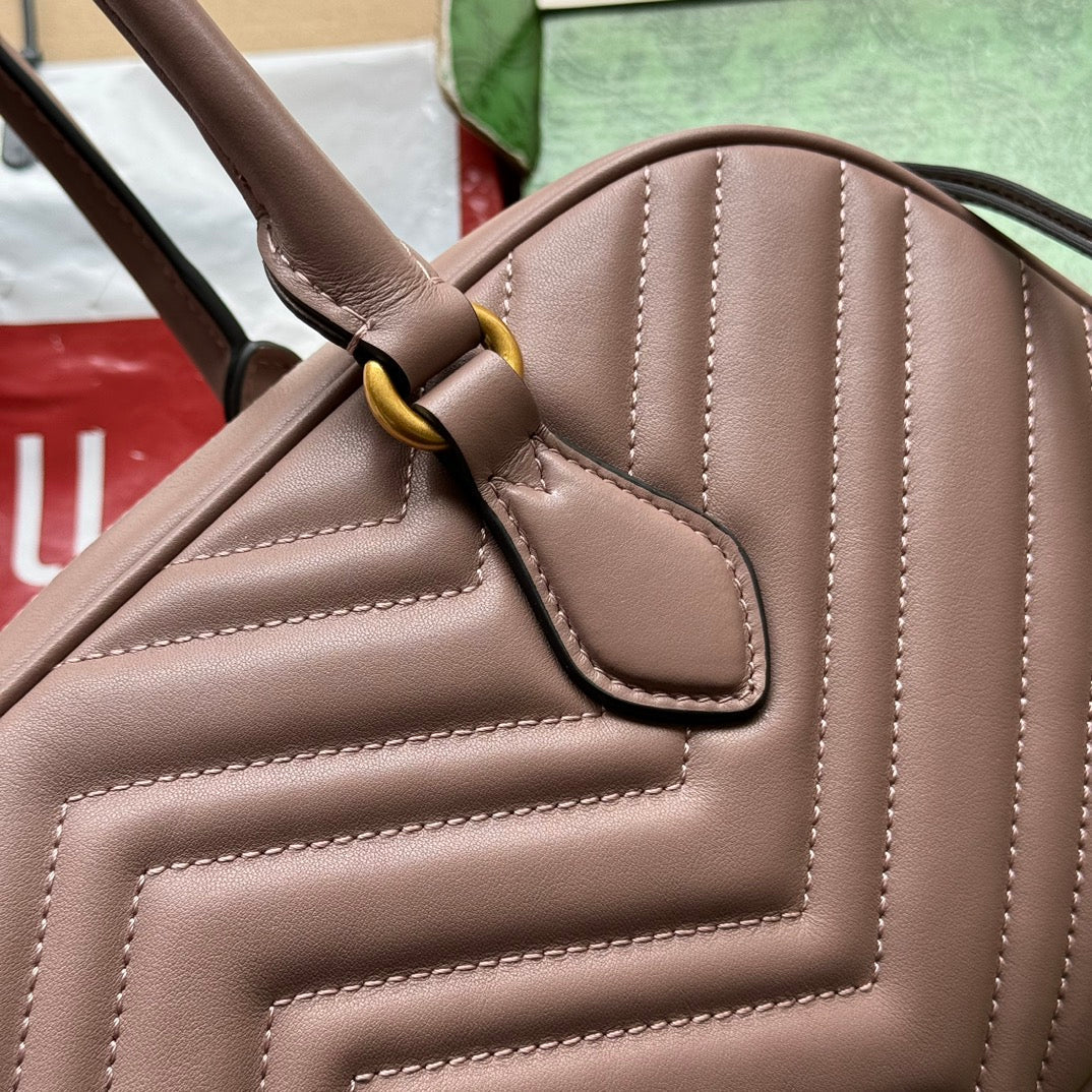 Sac à main GG Marmont Medium 35 cm en cuir de veau nude, finitions dorées